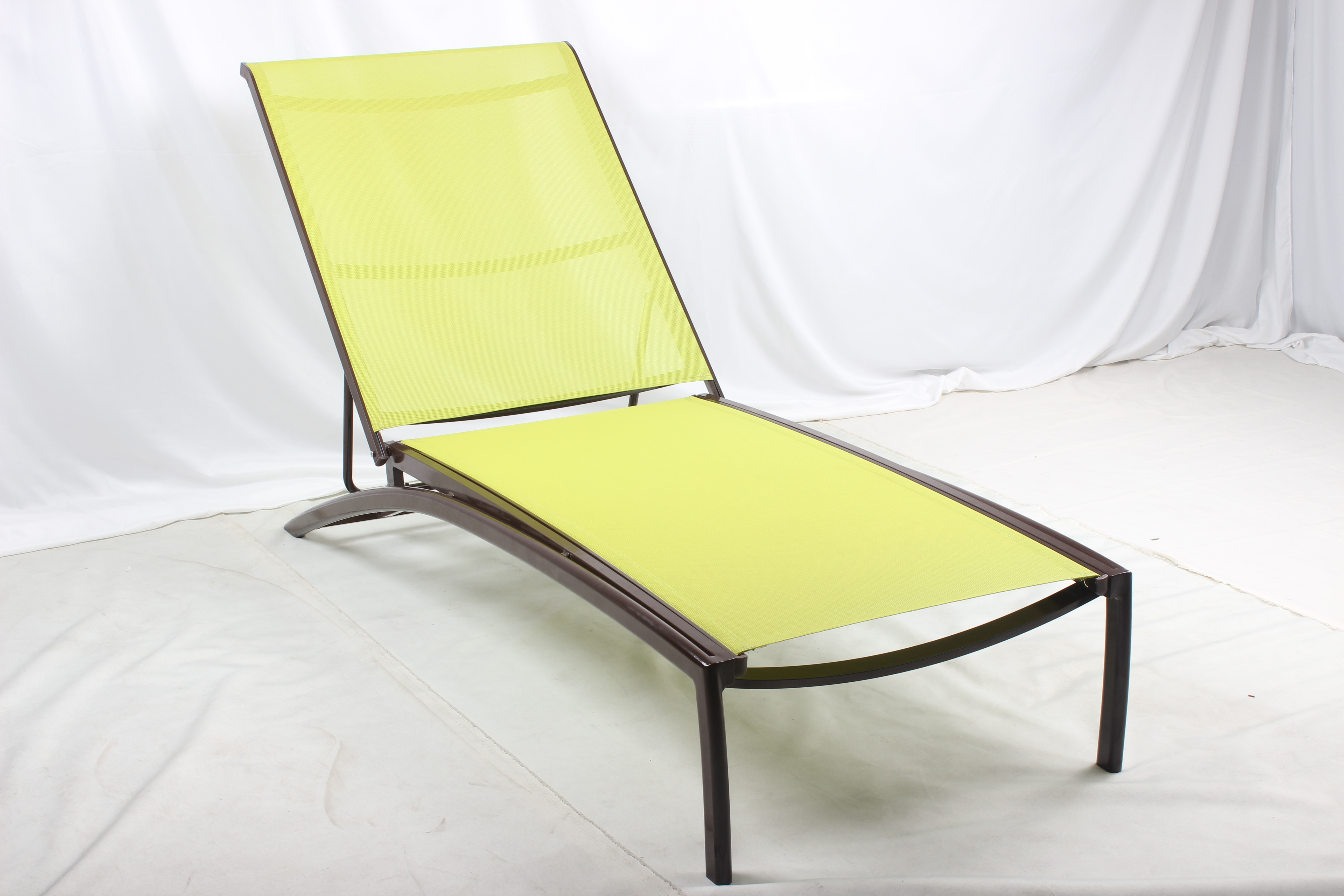 Outdoor patio aluminum chaise lounge with side table