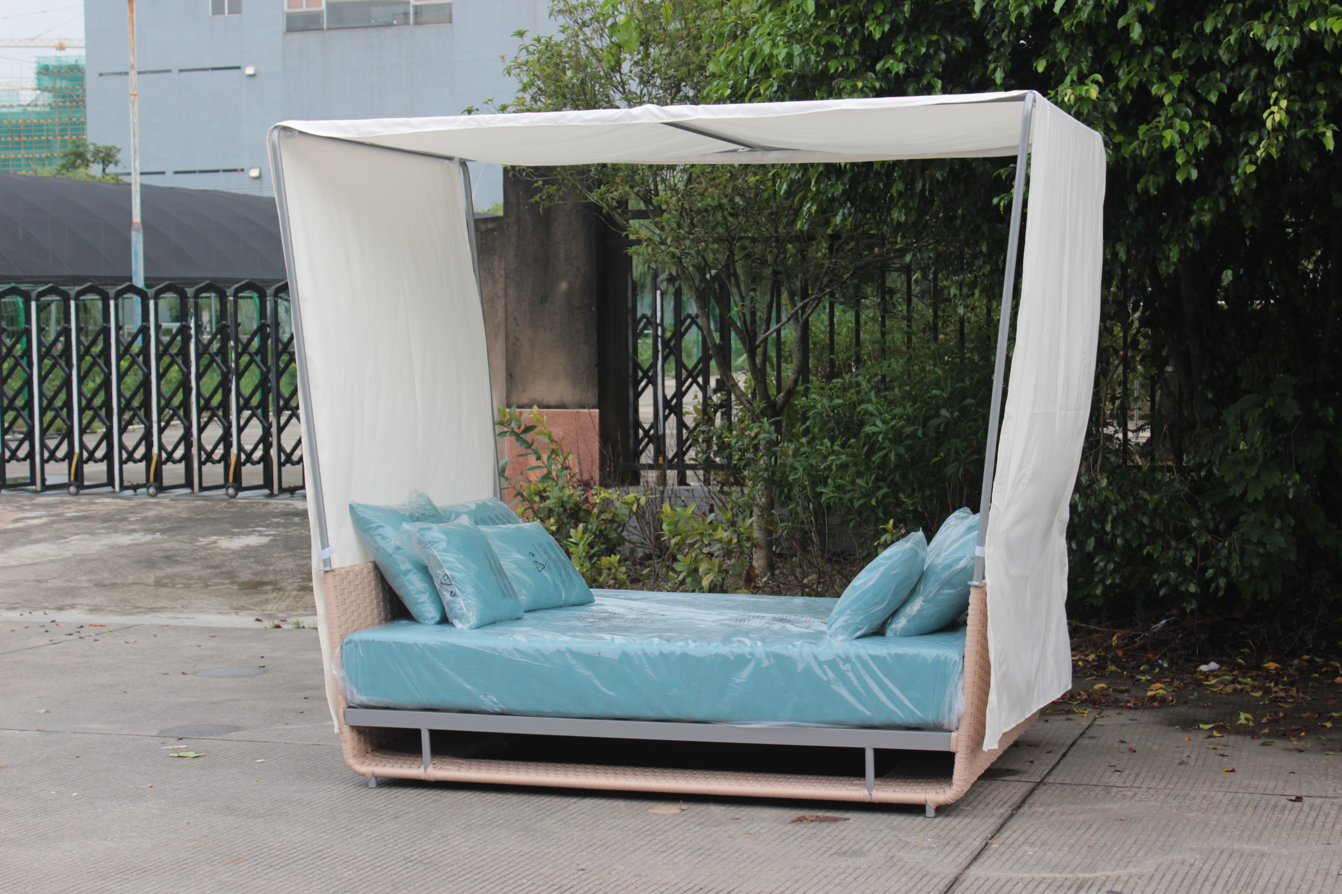 Outdoor beach lounge daybed with canopy